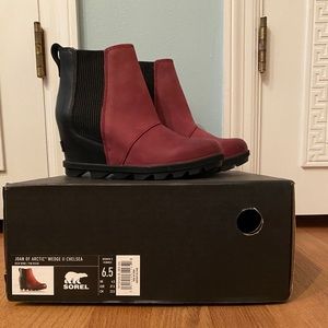 NWT Joan of Arctic Chelsea wedge/rich wine sz 6.5